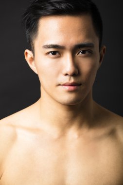 Çekici genç adamın yakın plan portresi.