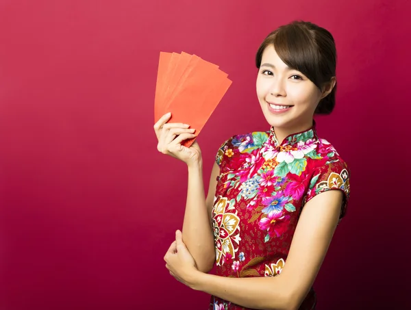 Hermosa joven asiático mujer mostrando rojo bolsas para suerte — Foto de Stock