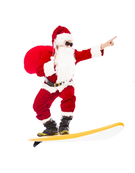 Glücklich Weihnachtsmann Surfen mit Surfbrett — Stockfoto