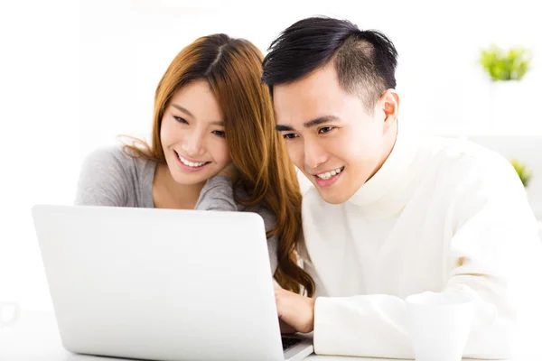 Feliz Casal Asiático Olhando para Laptop Na sala de estar — Fotografia de Stock