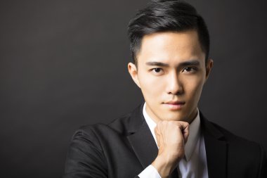 siyah arka plan üzerine genç Asyalı işadamı