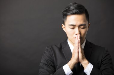genç iş adamı dua hareketi ile
