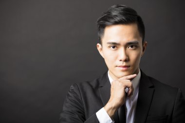 düşünce ve siyah arka plan genç adam