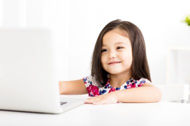 Belgili tanımlık laptop izlerken neşeli küçük kız