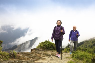 mutlu Asya kıdemli çift dağda hiking