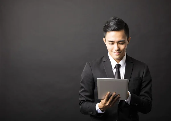 Sonriente joven hombre de negocios con la tableta de PC — Foto de Stock
