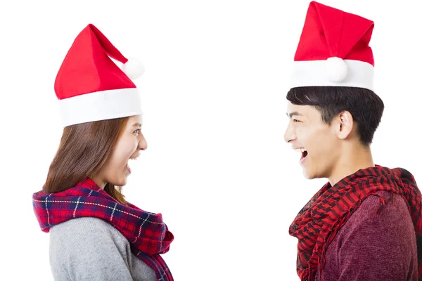 Mutlu Noel ile genç bir çift giymek — Stok fotoğraf