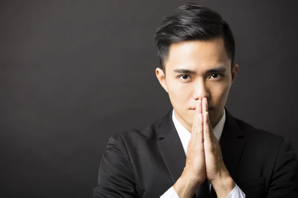 Ung affärsman med pray gest — Stockfoto