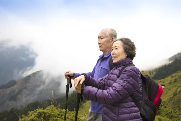 Pasangan senior asia yang bahagia sedang mendaki gunung — Stok Foto