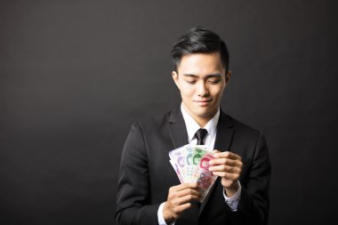 Yuan para onun elinde tutan işadamı