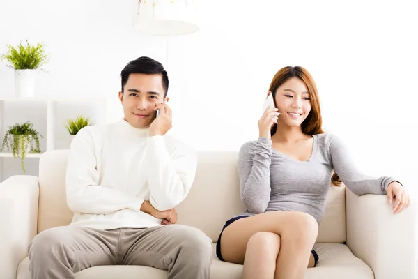 Gelukkige jonge paar praten op de telefoons — Stockfoto