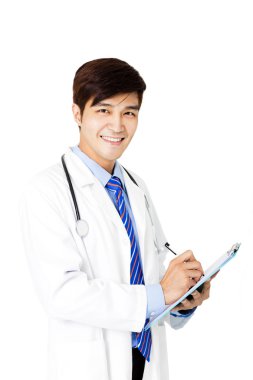 Dostu genç erkek doktor beyaz izole