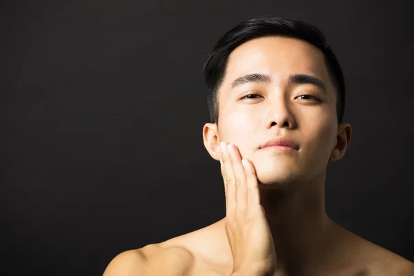 Retrato de primer plano de la atractiva cara de un joven — Foto de Stock