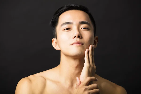 Retrato de primer plano de la atractiva cara de un joven — Foto de Stock