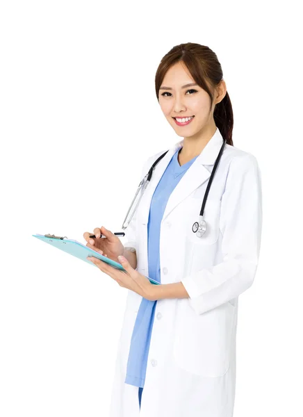 Przyjazny dla młodego lekarza kobiece kobieta na białym tle — Zdjęcie stockowe