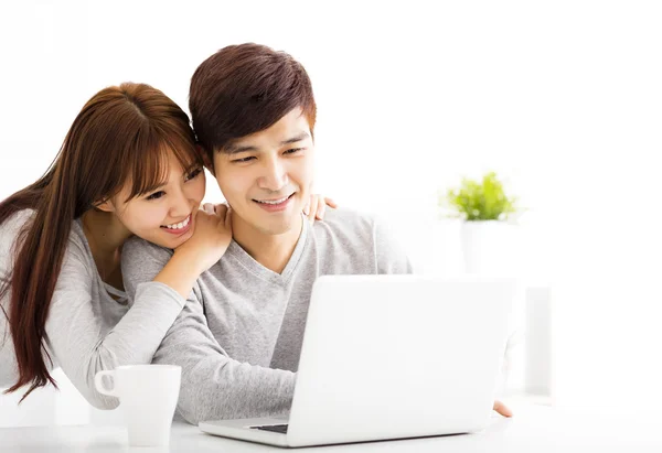 Glada unga par med Laptop i vardagsrum — Stockfoto