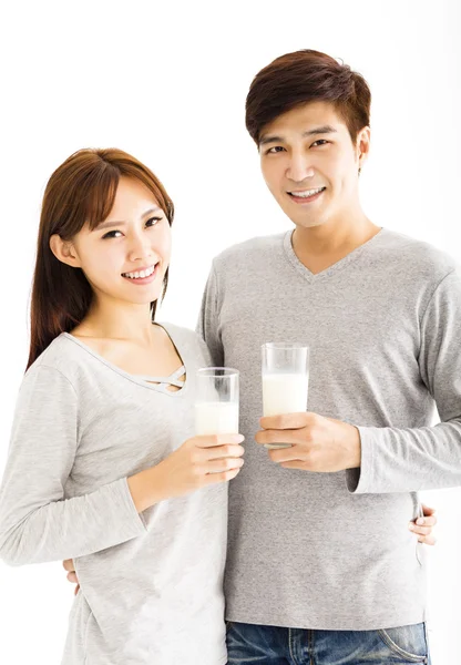 Junge asiatische lächelnde Paar Milch trinken — Stockfoto