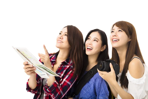 Grupo de jóvenes felices viajando mujeres buscando algo —  Fotos de Stock