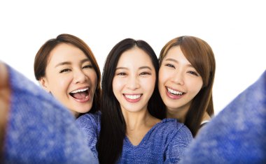 birlikte eğleniyor ve selfie alarak genç kadın grubu