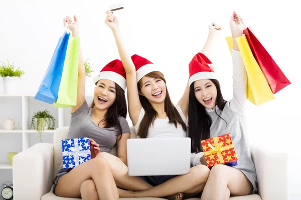 随着圣诞节的购物观念看笔记本电脑的年轻女性 — 图库照片