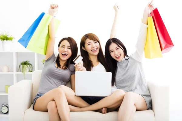 Genç kadınlar ile dizüstü bilgisayar kavramı alışveriş satırındaki izlerken — Stok fotoğraf