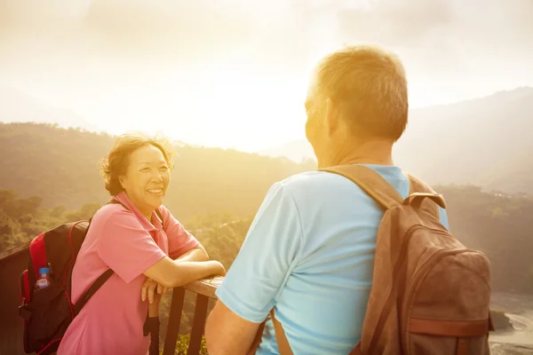 Heureux couple de personnes âgées randonnée sur la montagne — Photo