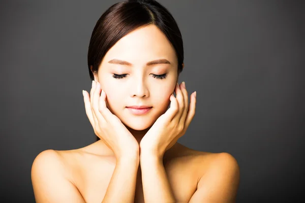 Primer plano hermosa joven sonriente cara de mujer — Foto de Stock