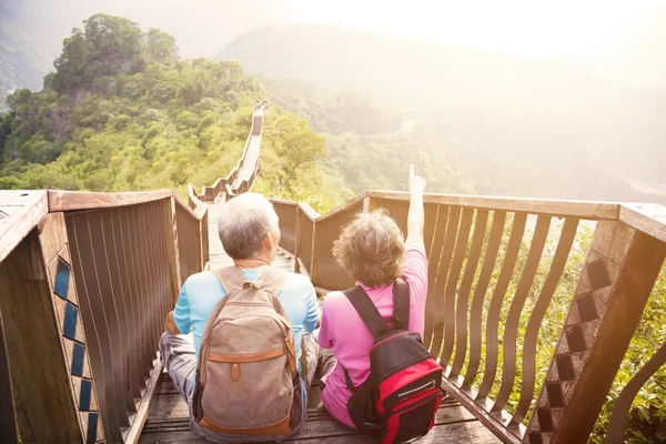 幸福的高级夫妇在山上徒步旅行 — 图库照片