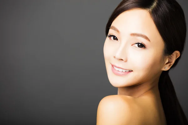 Крупный план Красивое лицо молодой азиатки — стоковое фото