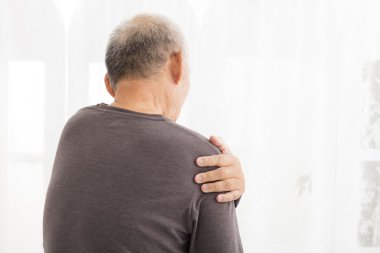 üst düzey adam omuz ağrısı acı