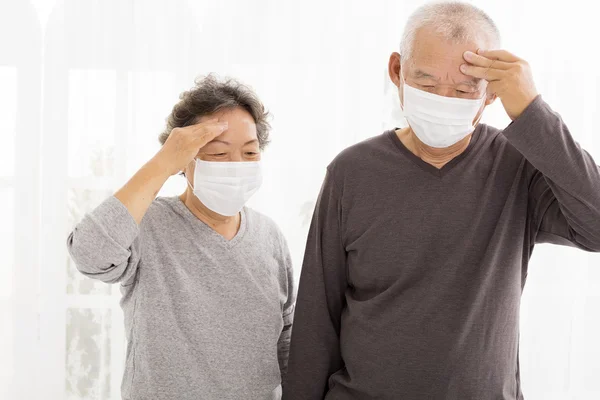 Pareja mayor con mascarilla protectora — Foto de Stock