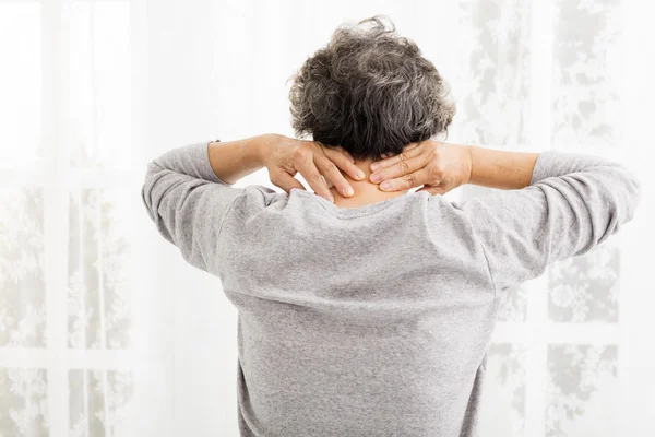 Mujer mayor con dolor de cuello — Foto de Stock