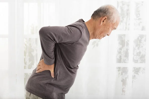 Пожилой человек с болью в спине — стоковое фото