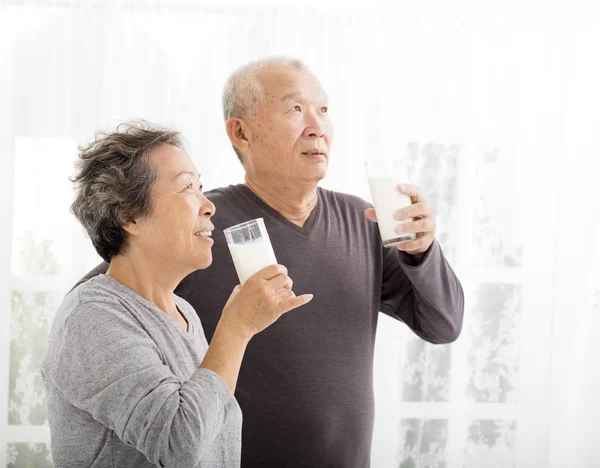 Happy asian senior couple drinking milk — Stock Photo, Image