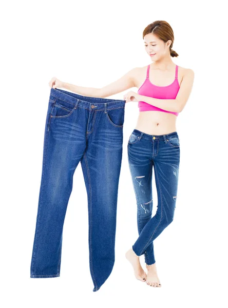 Happy vacker smal ung kvinna med stora jeans — Stockfoto