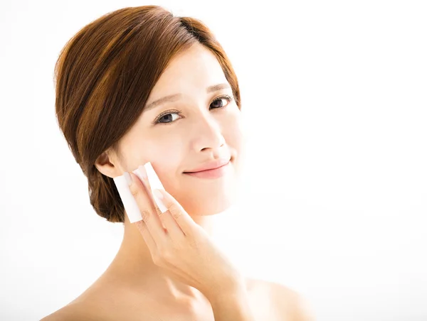 Young beautiful woman cleaning face by cotton — Stock Photo, Image