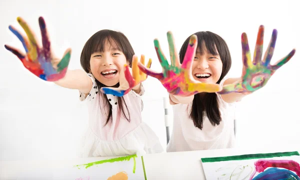 Glückliche kleine Mädchen mit Händen in der Farbe — Stockfoto