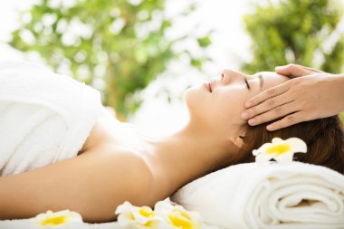 Güzel genç kadın zevk spa Salonu
