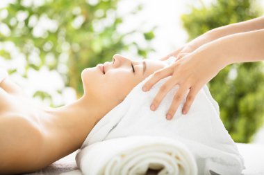 Güzel genç kadın zevk spa Salonu