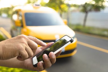 Adam bir taksi onun cep telefonundan siparişleri.