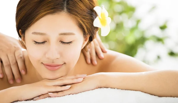 Hermosa joven mujer disfrutar de salón de spa — Foto de Stock