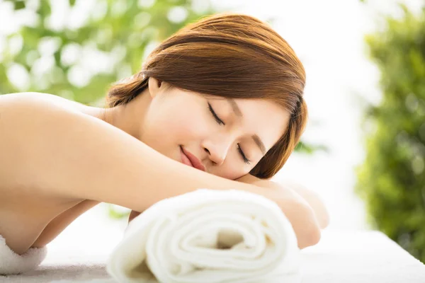 Beautiful young woman enjoy spa salon — Stock Photo, Image