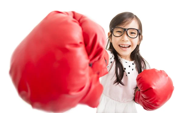 Glückliches kleines Mädchen mit roten Boxhandschuhen — Stockfoto