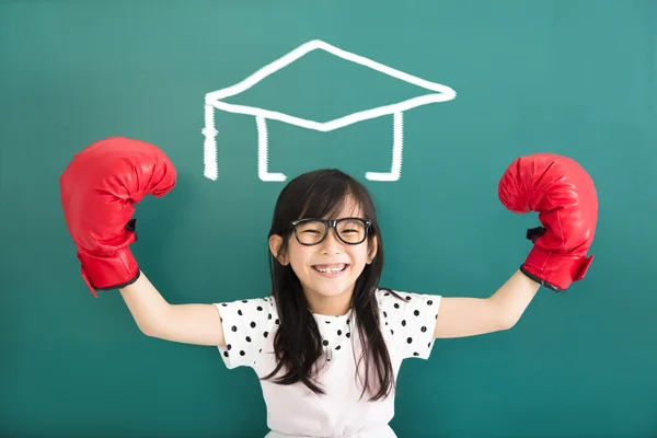 Bambina felice con guanti da boxe e concetto di laurea — Foto Stock