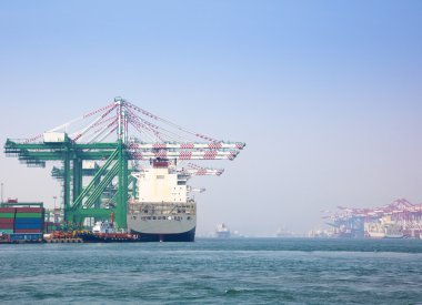 Bağlantı noktası kaohsiung içinde boş büyük konteyner gemisi