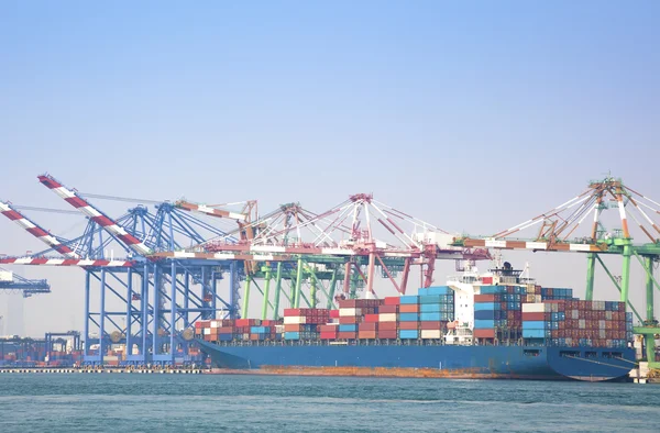 Large container vessel unloaded in Port of kaohsiung — Stock Photo, Image