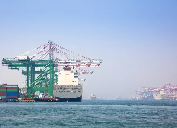 Bağlantı noktası kaohsiung içinde boş büyük konteyner gemisi — Stok fotoğraf