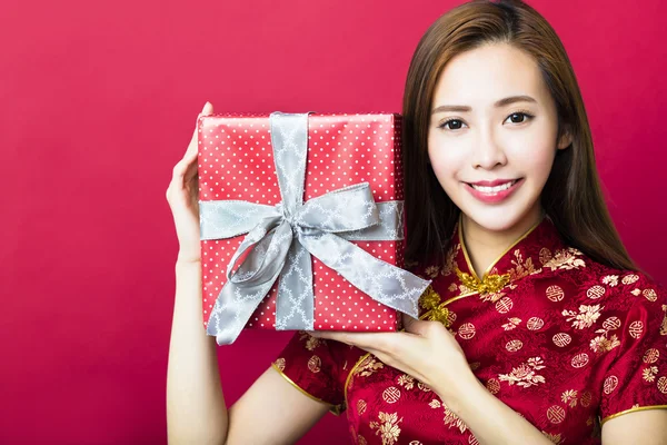 Gelukkig chinese nieuwe year.young vrouw houden doos van de gift — Stockfoto