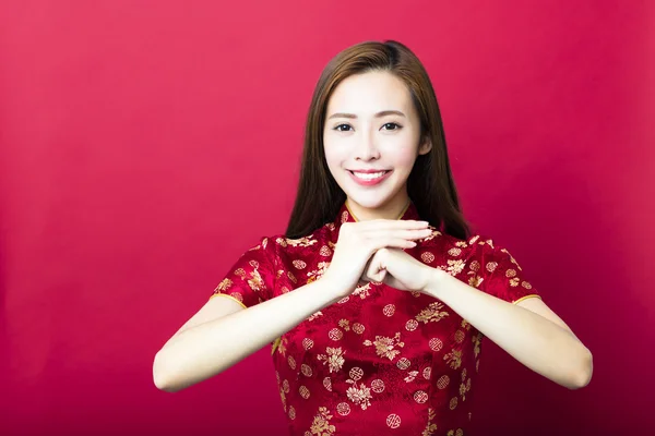 Feliz chino nuevo year.young mujer con gesto de felicitación — Foto de Stock