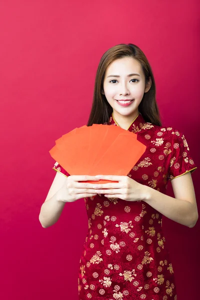 Feliz chinês novo year.young mulher com envelope vermelho — Fotografia de Stock